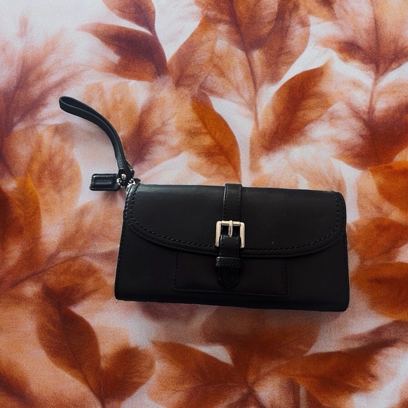 HP🎉Coach Wristlet - Wallet - Classic & Understated Smooth High Quality Leather! - Picture 3 of 16